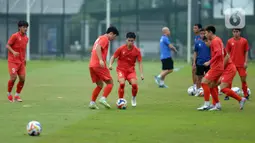 Timnas Vietnam menggelar sesi latihan resmi jelang laga Final Piala AFF U-23 2025 di Lapangan A Gelora Bung Karno, Senayan, Jakarta, Senin (28/7/2025). (Liputan6.com/Helmi Fithriansyah)