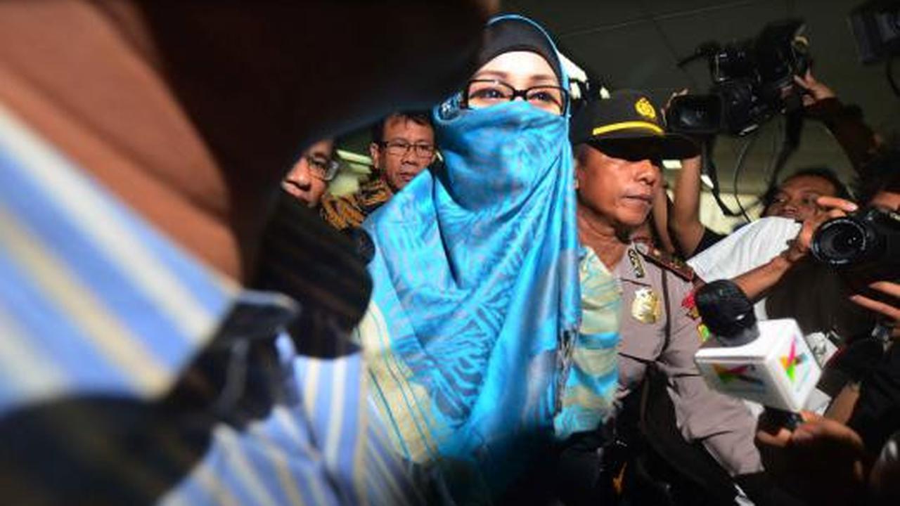 Sidang perdana, Neneng bertemu Angie 