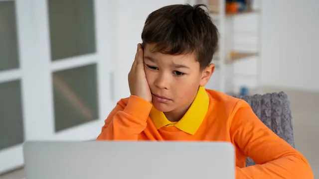 Efek Doomscrolling pada Kemampuan Fokus Anak (photo by freepik.com)