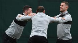 Kapten Liverpool, Jordan Henderson (kanan) saat berlatih lbersama rekan-rekannya di Melwood Training Ground, Liverpool, (3/4/2018). Liverpool akan menjamu Manchester City pada leg pertama Liga Champions. (AFP/Paul Ellis)