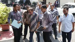 Menkopolhukam Wiranto (kedua kanan) bersama Tokoh Papua, Freddy Numberi bersiap memberi keterangan terkait situasi/kondisi Papua dan Papua Barat di Jakarta, Jumat (30/8/2019). Keterangan terkait hasil pertemuan dengan kedua tokoh dari Papua dan Papua Barat. (Liputan6.com/Helmi Fithriansyah)