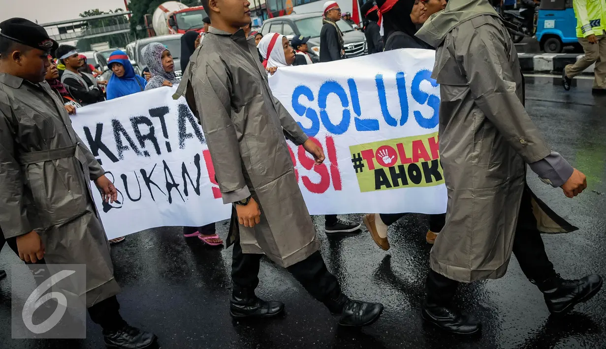 Petugas Kepolisian ikut mengawal demo tolak Ahok di Jakarta, Rabu (21/9). Dalam aksinya mereka melakukan longmarch dari Raden Saleh menuju KPUD Jakarta. (Liputan6.com/Faizal Fanani)