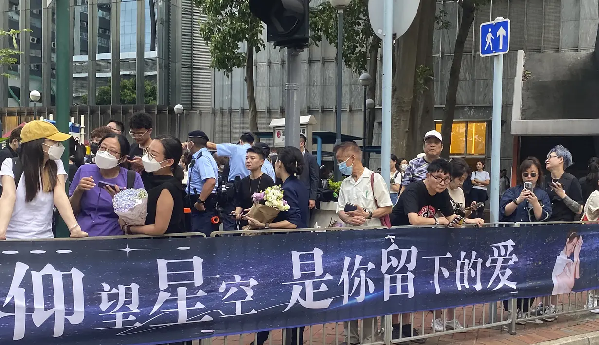 Upacara peringatan tersebut dihadiri oleh keluarga dan teman-temannya, termasuk penyanyi Elva Hsiao dan Jenny Tseng, serta para pendukung lainnya. Lee meninggal pada 5 Juli di usia 48 tahun. (AP Photo/Annie Cheung)