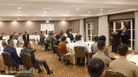 Menhan Prabowo Subianto bertemu dengan sejumlah mahasiswa asal Indonesia di Canberra, Australia. Prabowo menyatakan bahwa prospek ekonomi Indonesia cerah. (Foto: Tim Media Prabowo Subianto)