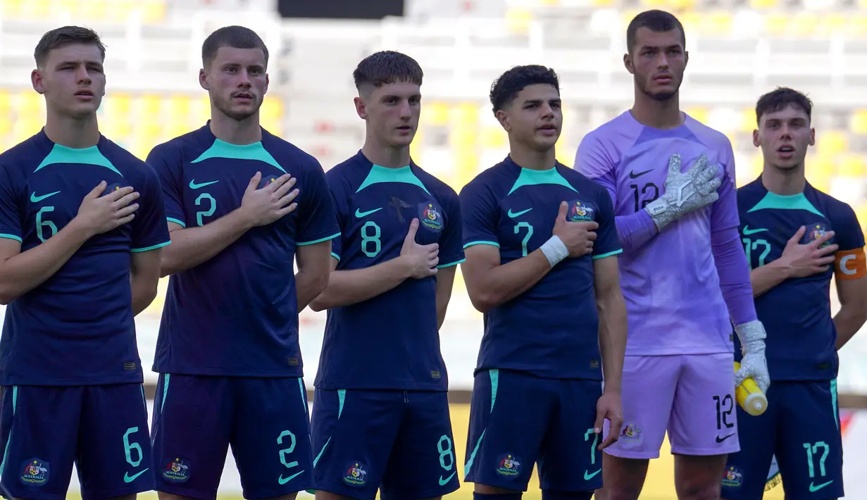 Sejumlah pemain Australia U-19 menyanyikan lagu kebangsaan mereka saat laga semifinal Piala AFF U-19 2024 melawan Thailand U-19 di Stadion Gelora Bung Tomo, Surabaya, Sabtu (27/07/2024). (Dok. PSSI)