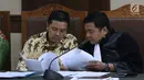 Wali Kota nonaktif Kendari Adriatma Dwi Putra (kiri) berbincang dengan penasehat hukumnya saat menjalani sidang lanjutan di Pengadilan Tipikor, Jakarta, Rabu (8/8). Sidang mendengar keterangan saksi. (Liputan6.com/Helmi Fithriansyah)
