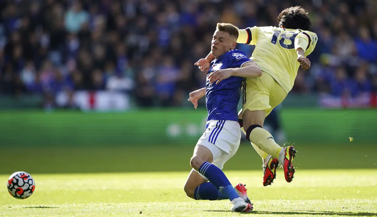 Pemain Leicester City Harvey Barnes (kiri)  berebut bola dengan pemain Arsenal Takehiro Tomiyasuka pada pertandingan Liga Inggris di Stadion King Power, Leicester, Inggris, 30 Oktober 2021. Arsenal menang 2-0. (Zac Goodwin/PA via AP)