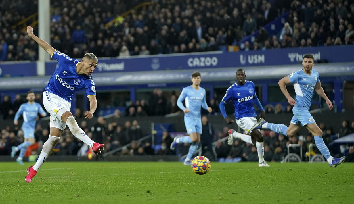 Salah satu peluang emas Everton terjadi pada menit ke-35. Namun, tembakan yang dilesatkan oleh Richarlison masih bisa ditepis kiper Ederson. Skor kacamata pun bertahan hingga waktu turun minum. (AP/Jon Super)