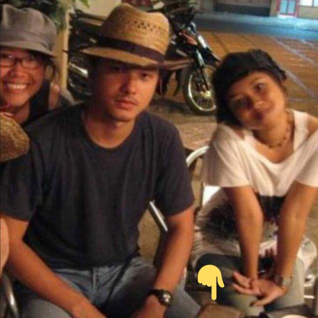 6 Potret Nicholas Saputra ketika Nongkrong, Video Duduk Ngemper Sambil Merokok Viral