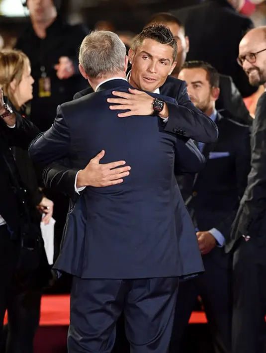 Penyerang Real Madrid, Cristiano Ronaldo berpelukan dengan Sir Alex Ferguson saat pemutaran film perdana 'Ronaldo' di Leicester Square, London, Inggris (9/11). (dailymail.co.uk)