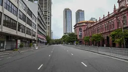 Suasana pusat kota Kolombo tampak sepi selama penerapan penguncian ketat atau lockdown, Sri Lanka, Sabtu (21/8/2021). Pemerintah Sri Lanka menerapkan penguncian ketat atau lockdown selama 10 hari ketika kasus Covid-19 kembali meningkat. (AFP/Ishara S. Kodikara)