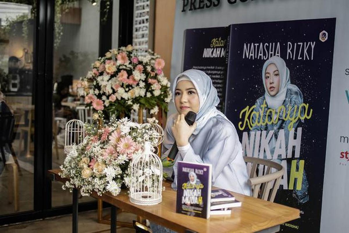 6 Artis Indonesia yang Menulis Kisah Hidupnya Jadi Buku, Terbaru Aurelie Moeremans