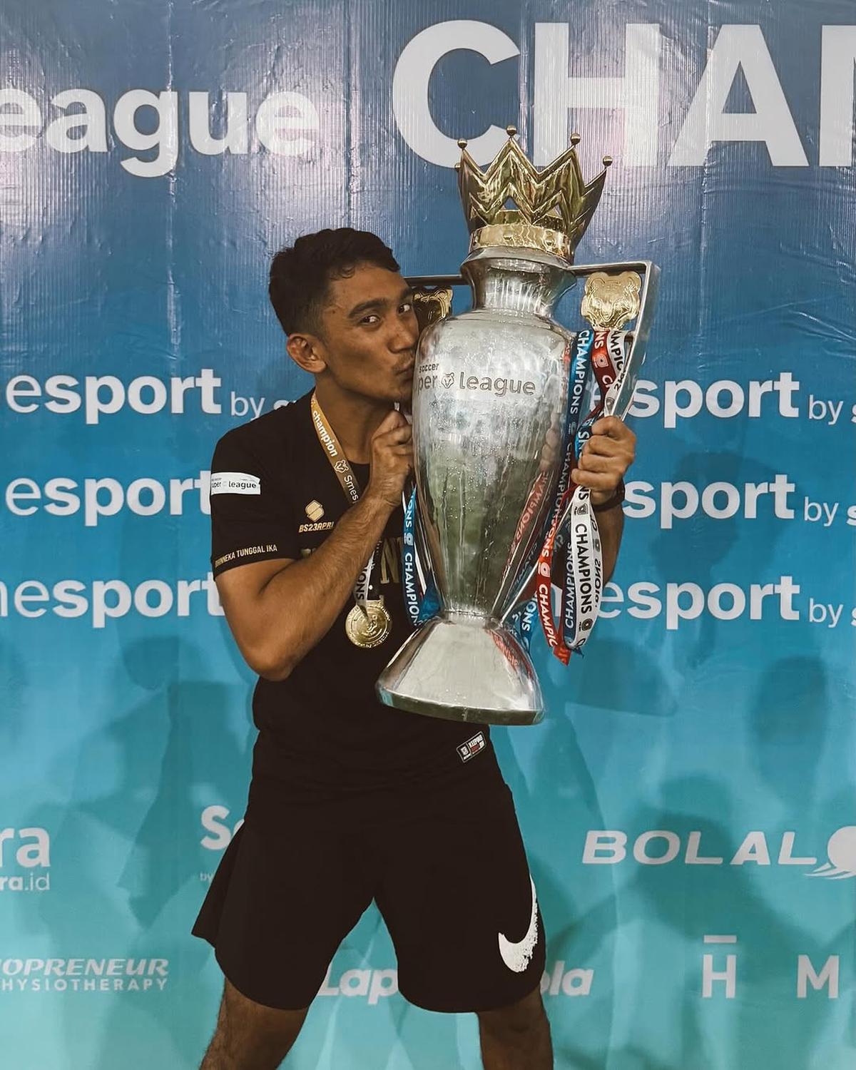 Potret Ariel Tatum Ikut Angkat Piala Kemenangan Daffa Wardhana saat Tanding Bola: Congratulations champpp