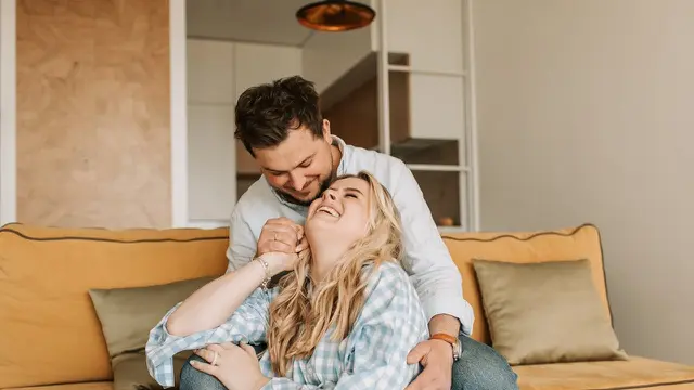 Pasangan bercanda di sofa (Pexels)