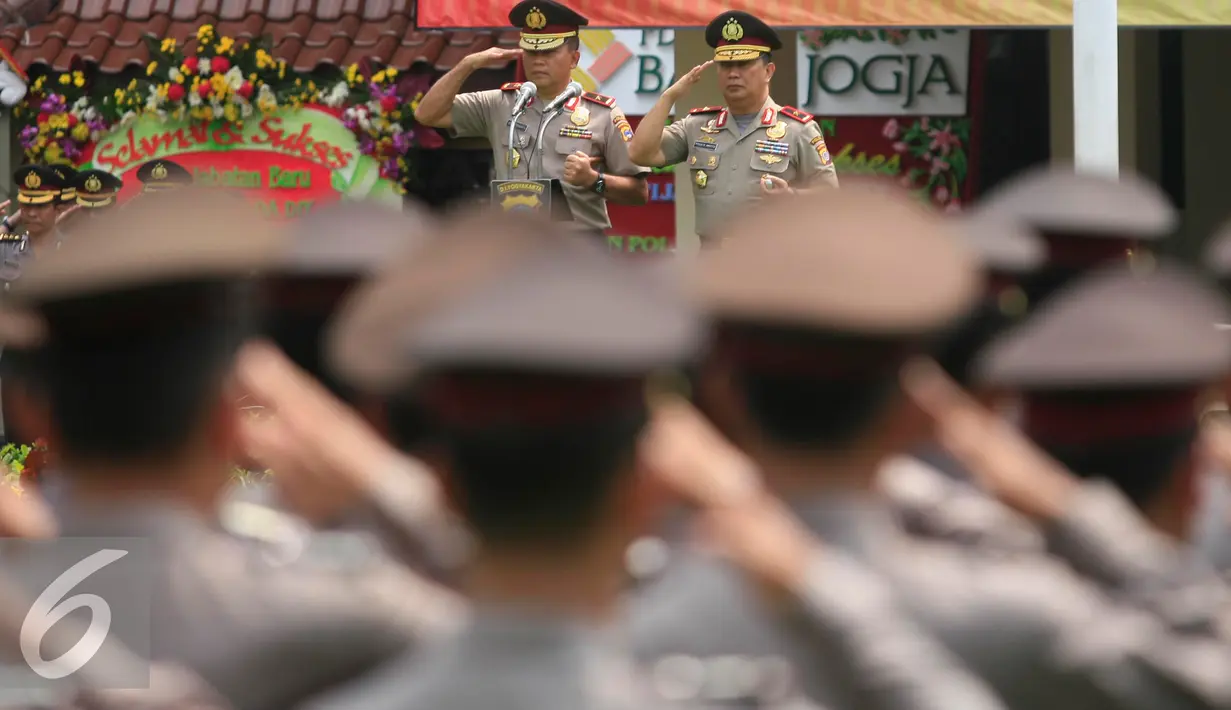 Kapolda DIY Brigjen Pol. Prasta Wahyu Hidayat (kanan) saat mengikuti upacara sertijab di Malpolda DIY, Jumat (22/4). Brigjen Pol. Prasta Wahyu Hidayat resmi menjabat Kapolda DIY menggantikan Brigjen Pol. Erwin Triwanto. (Liputan6.com/Boy Harjanto)