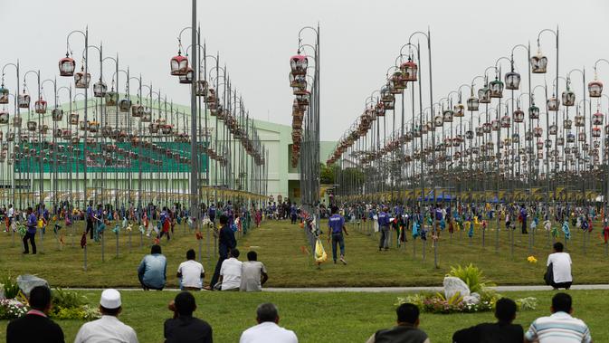 Suasana kontes burung berkicau di Provinsi Narathiwat di Thailand selatan (22/9/2019). Lebih dari 1.800 burung dari Thailand, Malaysia, dan Singapura mengambil bagian dalam kontes tahunan. (AFP Photo/Madaree Tohlala)
