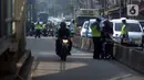Polisi menindak pengendara sepeda motor yang melanggar aturan lalu lintas di Jalan Pasar Rumput, Manggarai, Jakarta, Selasa (21/7/2020). Polisi akan menggelar Operasi Patuh Jaya 2020 pada 23 Juli sampai 5 Agustus 2020 di seluruh Polda se-Indonesia. (merdeka.com/Imam Buhori)