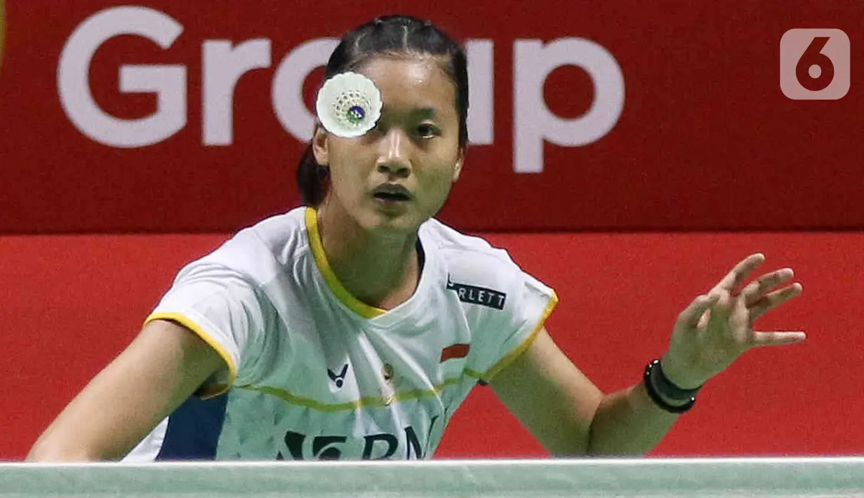 Putri KW menuntaskan perjuangannya selama 92 menit dengan merebut gim ketiga dari tangan Wang 23-21.  (Liputan6.com/Herman Zakharia)