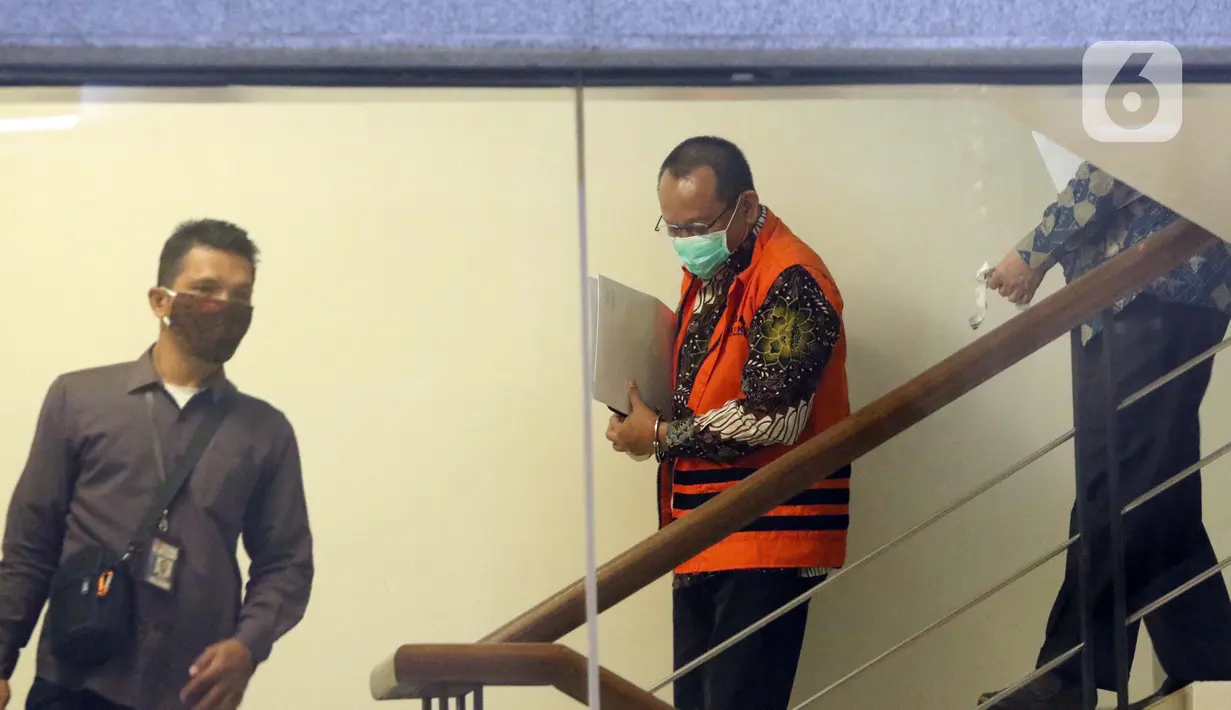 Mantan Sekretaris MA, Nurhadi (tengah) usai menjalani pemeriksaan lanjutan di Gedung KPK, Jakarta, Rabu (26/8/2020). Nurhadi diperiksa untuk penyidikan dugaan penerimaan suap dan gratifikasi yang mencapai Rp 46 miliar dalam pengurusan perkara di Mahkamah Agung (MA). (Liputan6.com/Helmi Fithriansyah)