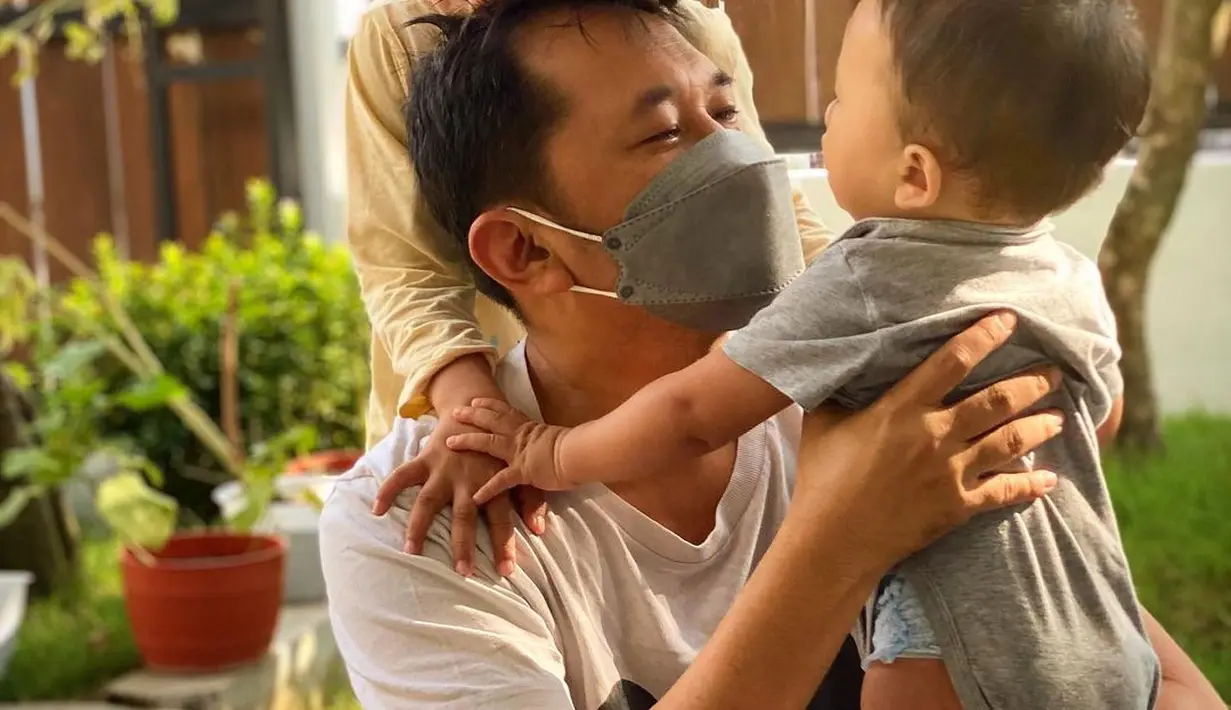 Dalam unggahannya, Zaskia memperlihatkan tiga potret kebersamaannya dengan anak bungsunya Bhaj Kama Bramantyo. Zaskia bahagia karena bisa memeluk sang suami dan kembali bersama lagi. (Instagram/hanungbramantyo)