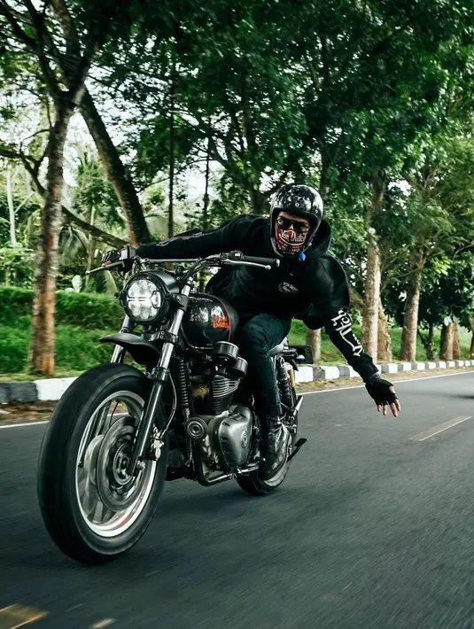 Unggahan foto Abidzar saat mengendarai moge banyak dikomentari kaum hawa [instagram/abidzar73]