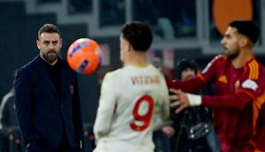 Pelatih Genoa asal Italia, Daniele De Rossi, bereaksi di akhir pertandingan Serie A Italia antara AS Roma dan Genoa di Stadion Olimpiade di Roma, Selasa (30-12-2025) dini hari WIB. (Filippo MONTEFORTE/AFP)