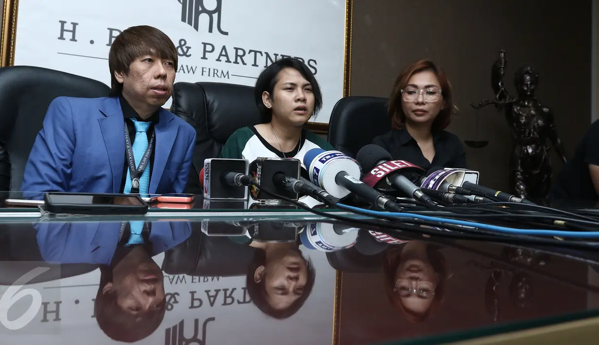 Ditemani kuasa hukumnya, Evelyn menggelar jumpa pers di kawasan Permata Hijau, Jakarta, Jumat (3/3). Evelyn mengaku masih mencintai Aming. (Liputan6.com/Herman Zakharia)