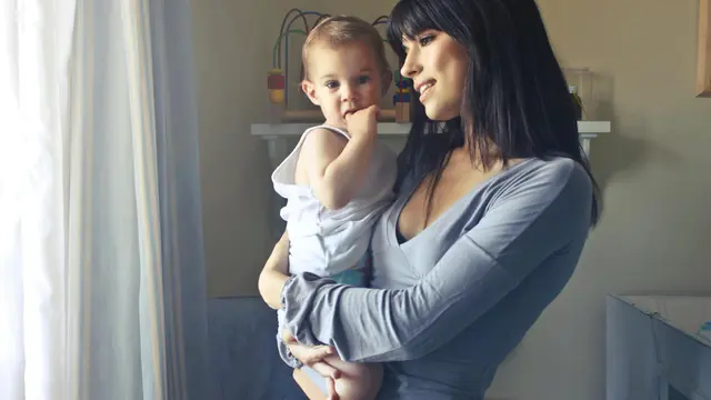 5. Gendong Samping (Hip Carry)