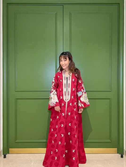 Ayu Dewi pilih makeup bernuansa nude di mata dengan lipstik merah. Senada dengan outer yang ia kenakan [@mrsayudewi]