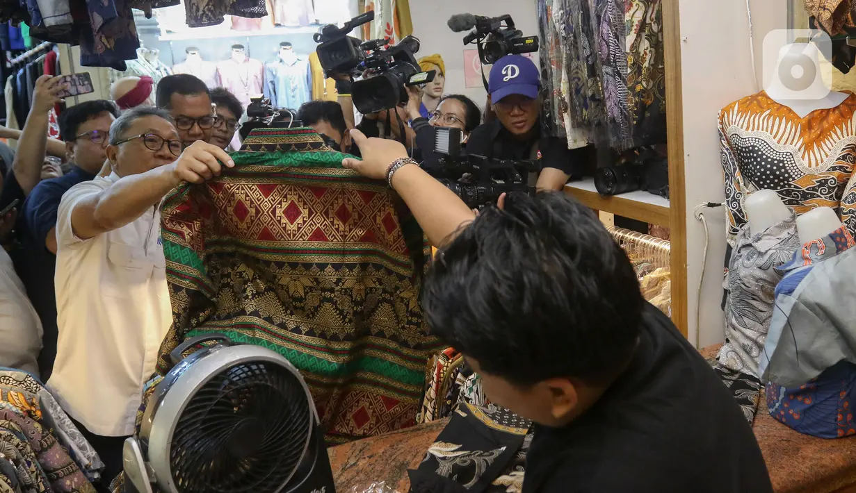 Zulkifli Hasan mengaku ingin melihat langsung aktivitas perdagangan di Pasar Tanah Abang kembali ramai di bulan Ramadan. (Liputan6.com/Herman Zakharia)