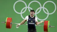 Lifter Armenia, Andranik Karapetyan, mengalami patah tulang saat tampil pada kelas 77 kg di Olimpiade Rio de Janeiro, Brasil, Kamis (11/8/2016). (Reuters/Stoyan Nenov)