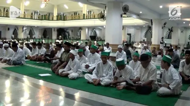 Ratusan santri dan pengasuh pondok pesantren, serta masyarakat kabupaten Pinrang, menggelar dzikir dan doa bersama.