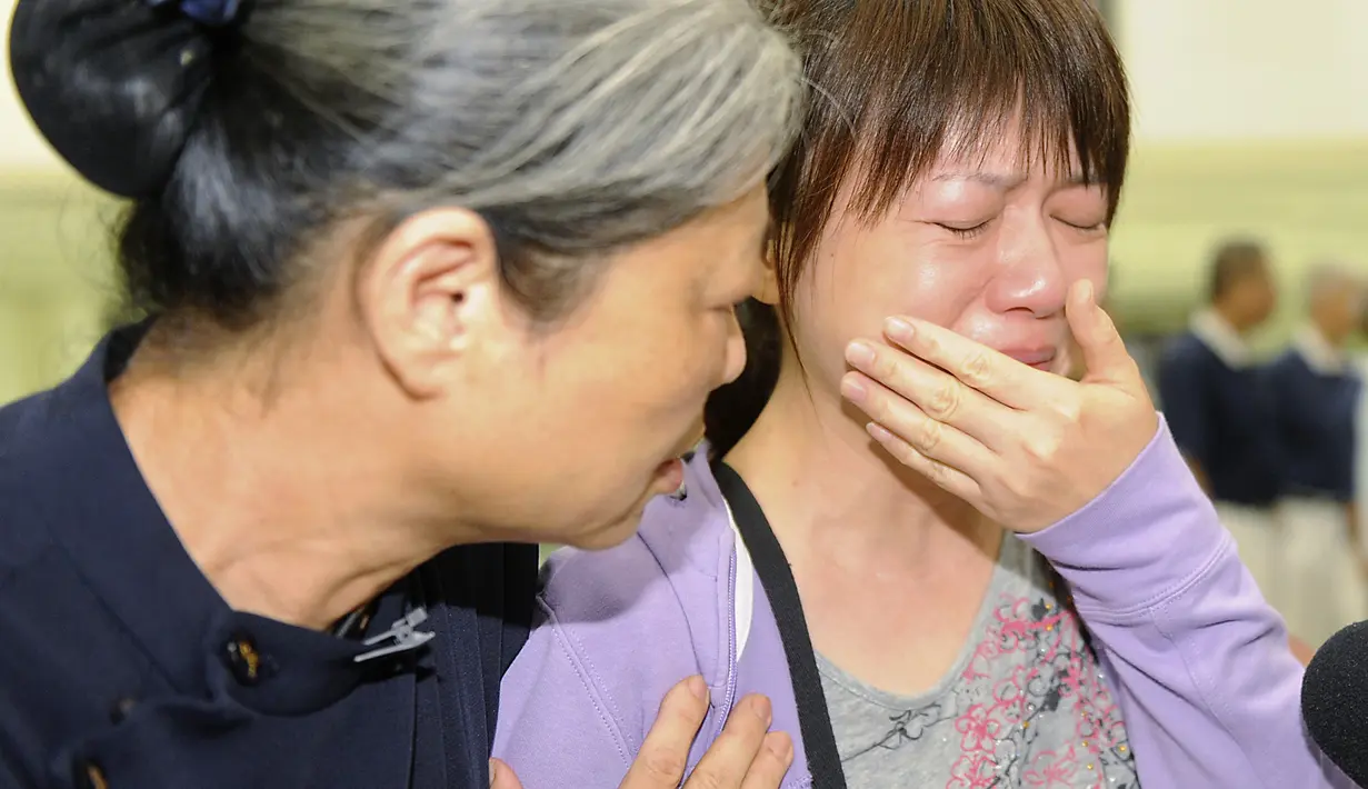 Keluarga korban jatuhnya pesawat TransAsia Airways tampak menangis di Bandara Internasional Kaohsiung, Taiwan, Rabu (23/7/14). (REUTERS/Stringer)