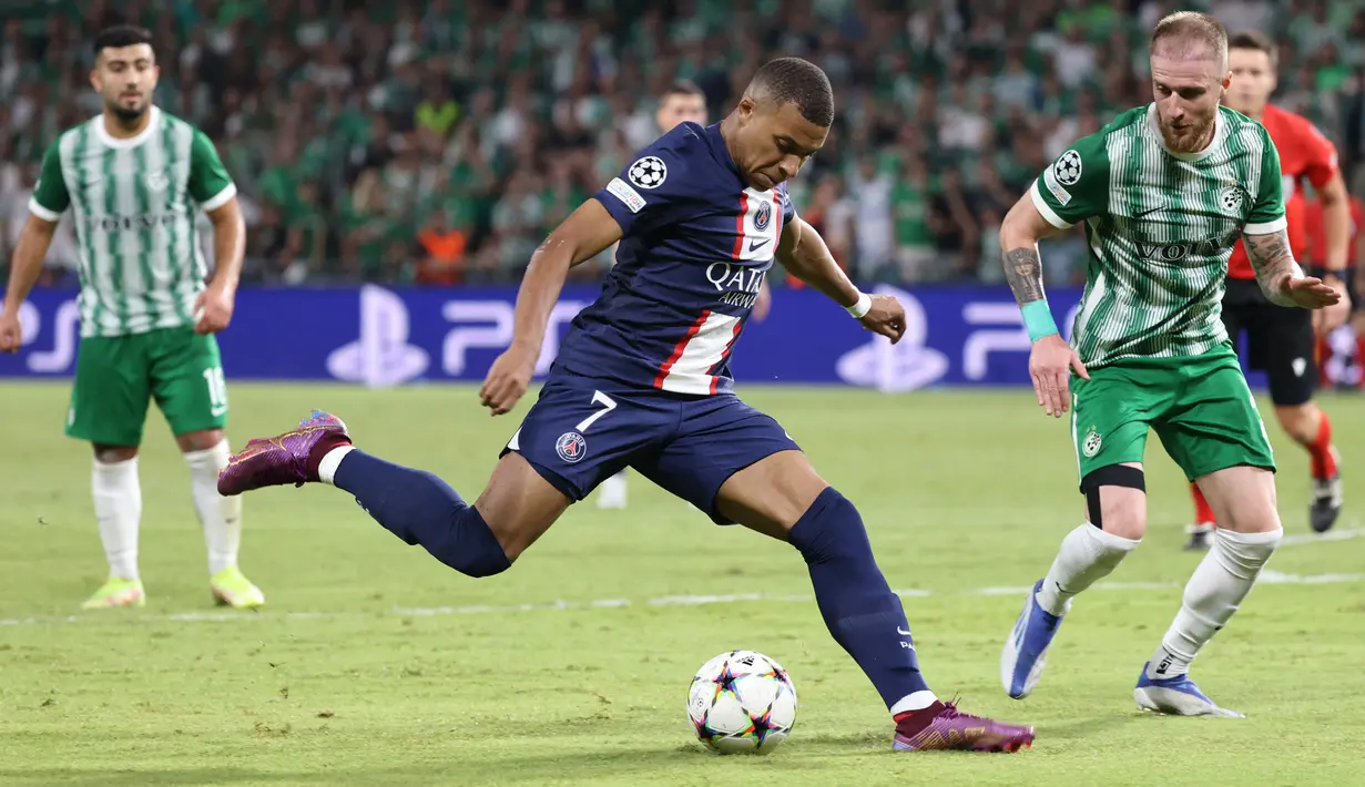 Bek Maccabi Haifa Pierre Cornud (kanan) menandai penyerang Paris Saint Germain (PSG) Kylian Mbappe  pada pertandingan kedua Grup H Liga Champions 2022/2023 di Sammy Ofer Stadium, Kamis (15/9/2022) dini hari WIB. Dijamu Maccabi Haifa, PSG menang 3-1 setelah trio Lionel Messi, Kylian Mbappe dan Neymar sama-sama menyumbang gol. (Photo by RONALDO SCHEMIDT / AFP)