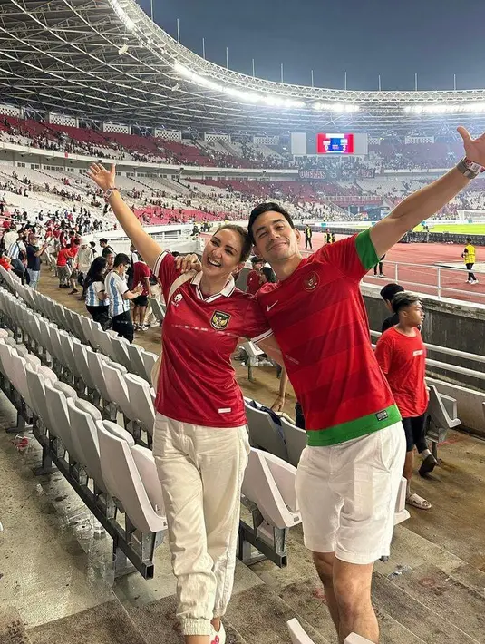 Tak ketinggalan pasangan hits Darius Sinathrya dan Donna Agnesia yang kompak  pakai baju Timnas Indonesia dan celana putih, merepresentasikan bendera negara kita. [Foto: Instagram].
