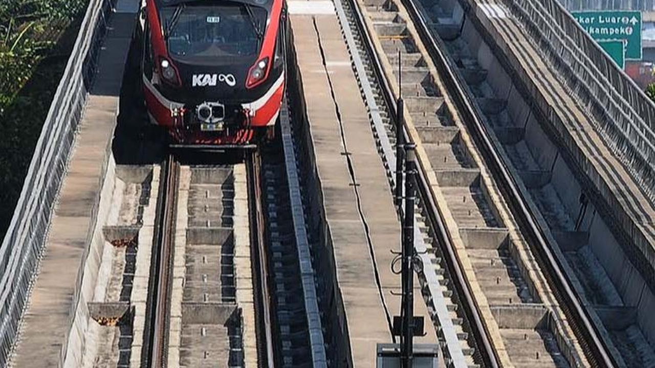 Rangkaian LRT Kabodebek melintas di kawasan Kerja Bakti, Jakarta Timur Jumat (29/9/2023).