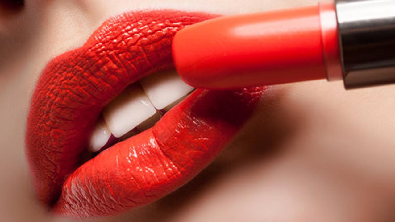 Pingin punya lipstik tahan lama? Temukan 3 bahan ini di kemasan