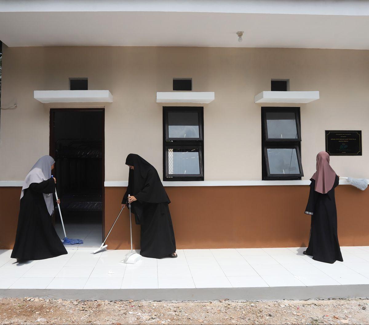 Sebelumnya, bangunan asrama Sekolah Alam Tunas Mulia terbuat dari bambu.&nbsp;&nbsp;