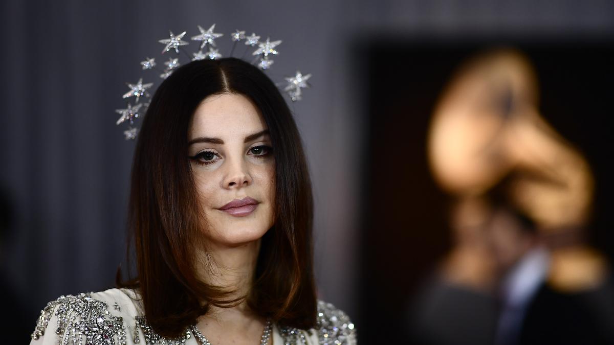 Lana Del Rey Hapus Semua Akun Media Sosial, Alasannya ...