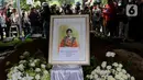 Jenazah penyanyi senior Titiek Puspa sesaat sebelum dimakamkan di Tempat Pemakaman Umum (TPU) Tanah Kusir, Jakarta, Jumat (11/4/2025). (Liputan6.com/Herman Zakharia)