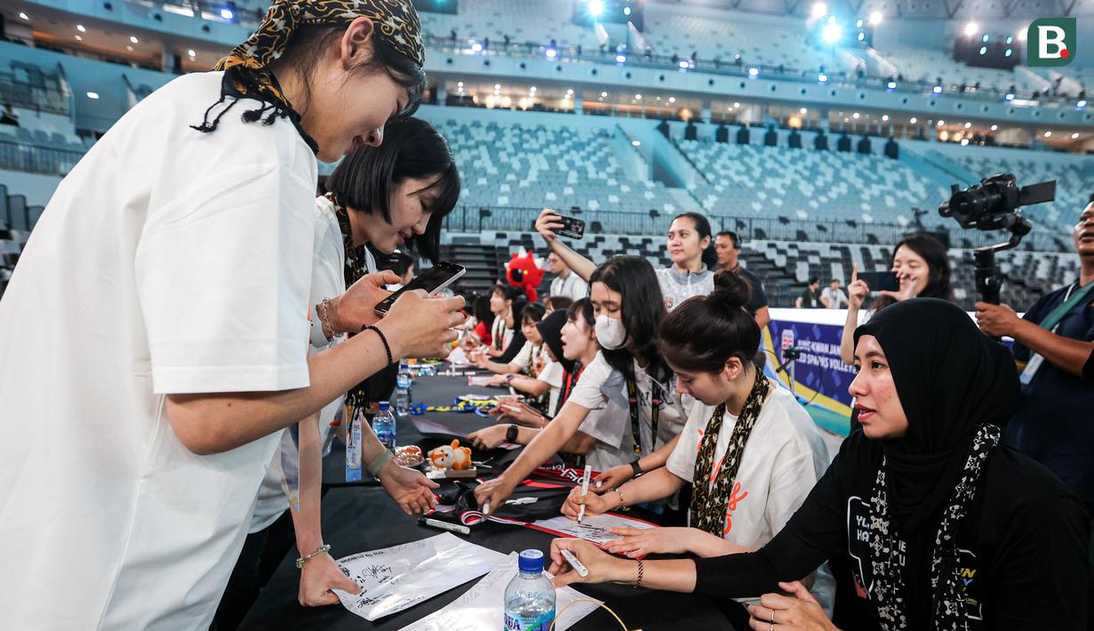 <p>Pemain Red Sparks, An Ye-rim (kiri), Yeum Hye-seon (kedua kiri) mengantre tanda tangan saat acara fans signing Fun Volleyball 2024 di Indonesia Arena, Senayan, Jakarta, Sabtu (20/04/2024). (Bola.com/Bagaskara Lazuardi)</p>