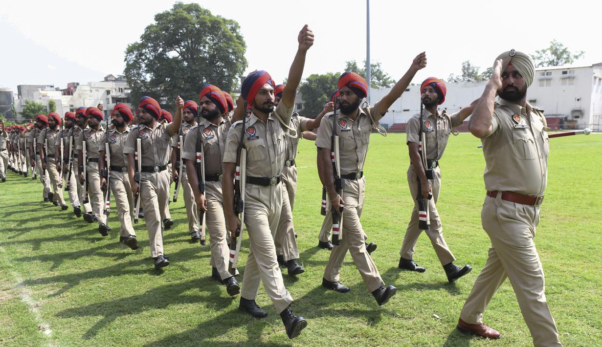 Personel Polisi Punjab mengambil bagian dalam latihan menjelang perayaan Hari Kemerdekaan India ke-75, di Stadion Guru Nanak di Amritsar (12/8/2021). India memperingati Kemerdekaannya pada tahun 1947 dari pemerintahan kolonial Inggris, pada 15 Agustus. (AFP/Narinder)