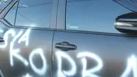 Sebuah video warga Kabupaten Kuningan corat-coret mobil Fortuner sebagai bentuk protes PPKM Darurat viral di sosial media. (Liputan6.com/ Panji Prayitno)