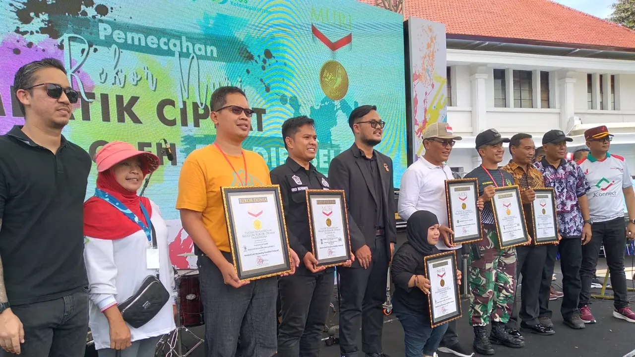 594 Penyandang Disabilitas di Malang Pecahkan Rekor MURI dengan Membatik Bersama