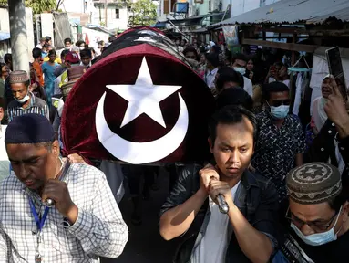 Warga membawa jenazah wanita Muslim yang terbunuh dalam demonstrasi saat upacara pemakamannya di Mandalay, Myanmar, Senin (1/3/2021). Wanita Muslim tersebut tertembak oleh tentara saat ikut demo menentang kudeta militer Myanmar. (AP Photo)