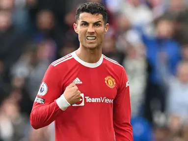 Cristiano Ronaldo mengalami penurunan nilai pasar sebesar 10 juta euro atau setara 161 miliar rupiah. Meski masih tampil tajam, faktor umur diduga sebagai penyebab utama nilai pasarnya turun. Musim ini, Ronaldo telah mencetak 13 gol dan 2 assist untuk Manchester United. (AFP/Paul Ellis)