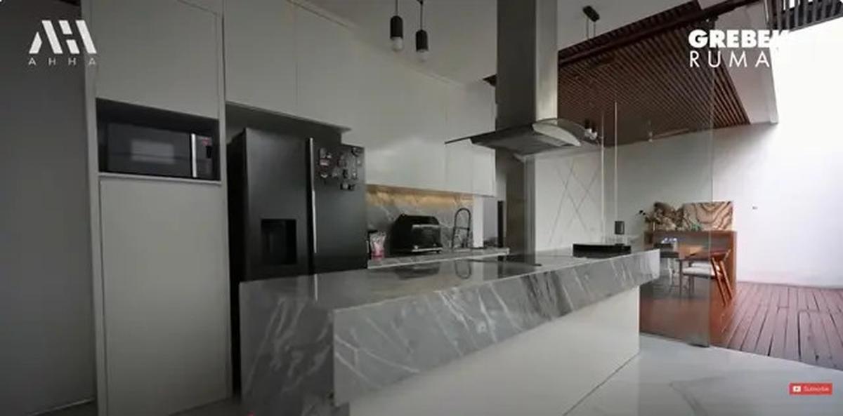 5 Potret Dapur Raditya Dika yang Estetik dengan Warna Abu, Sebut Pernah Alami Kejadian Mistis