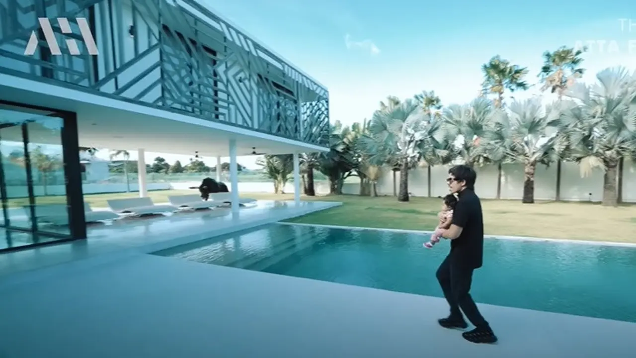 Atta Halilintar menunjukkan villa yang ditempatinya di Bali. (Foto: YouTube/AH)