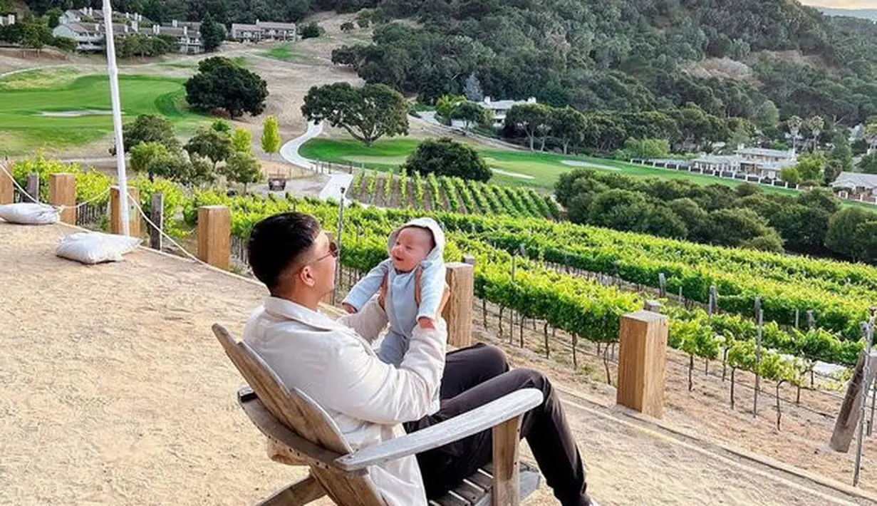 Momen-momen Indra Priawan saat momong baby Izz ini sukses bikin netizen salah fokus. (instagram.com/nikitawillyofficial94)