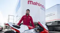 Max Biaggi akan menjadi tim principal Mahindra Racing, rival tim Valentino Rossi, VR46 Sky Racing, dalam ajang Moto3. (Crash)